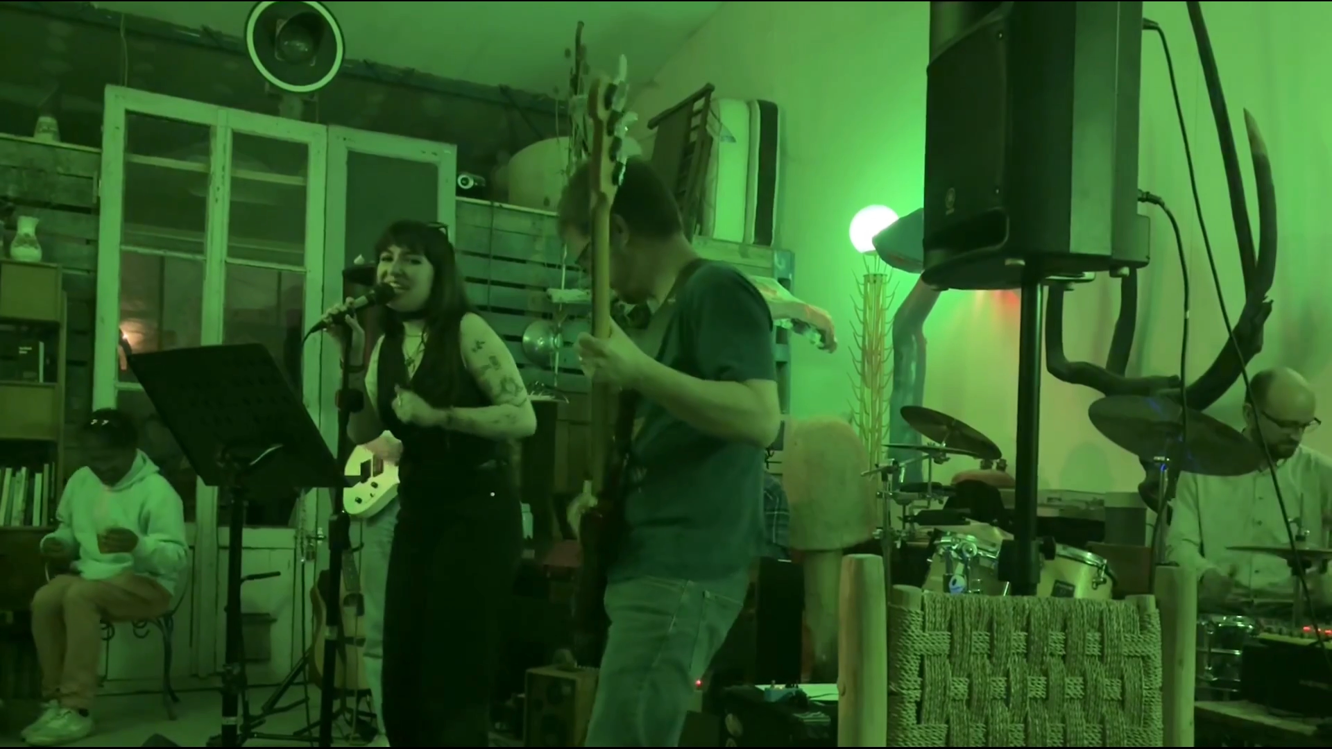 Extrait vidéos de la chanson Heavy Cross